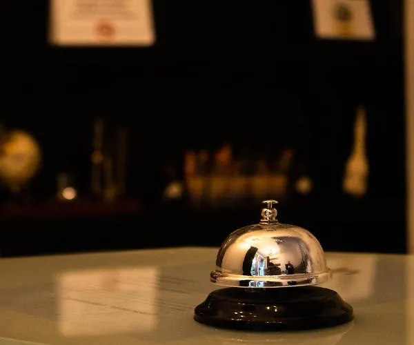 Venis فندق تيرانا